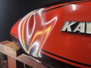 カワサキ ゼファーχのバイクタンクをデントリペアで凹み修理前