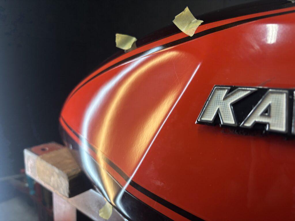 カワサキ ゼファーχのバイクタンクをデントリペアで凹み修理後