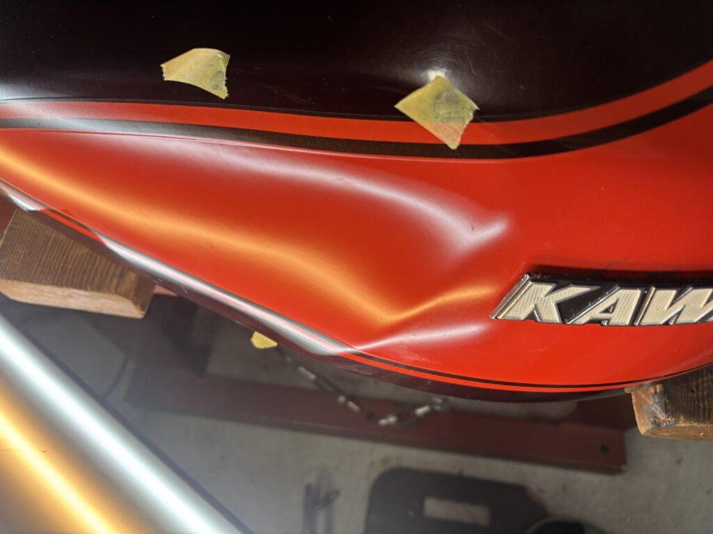 カワサキ ゼファーχのバイクタンクをデントリペアで凹み修理前2