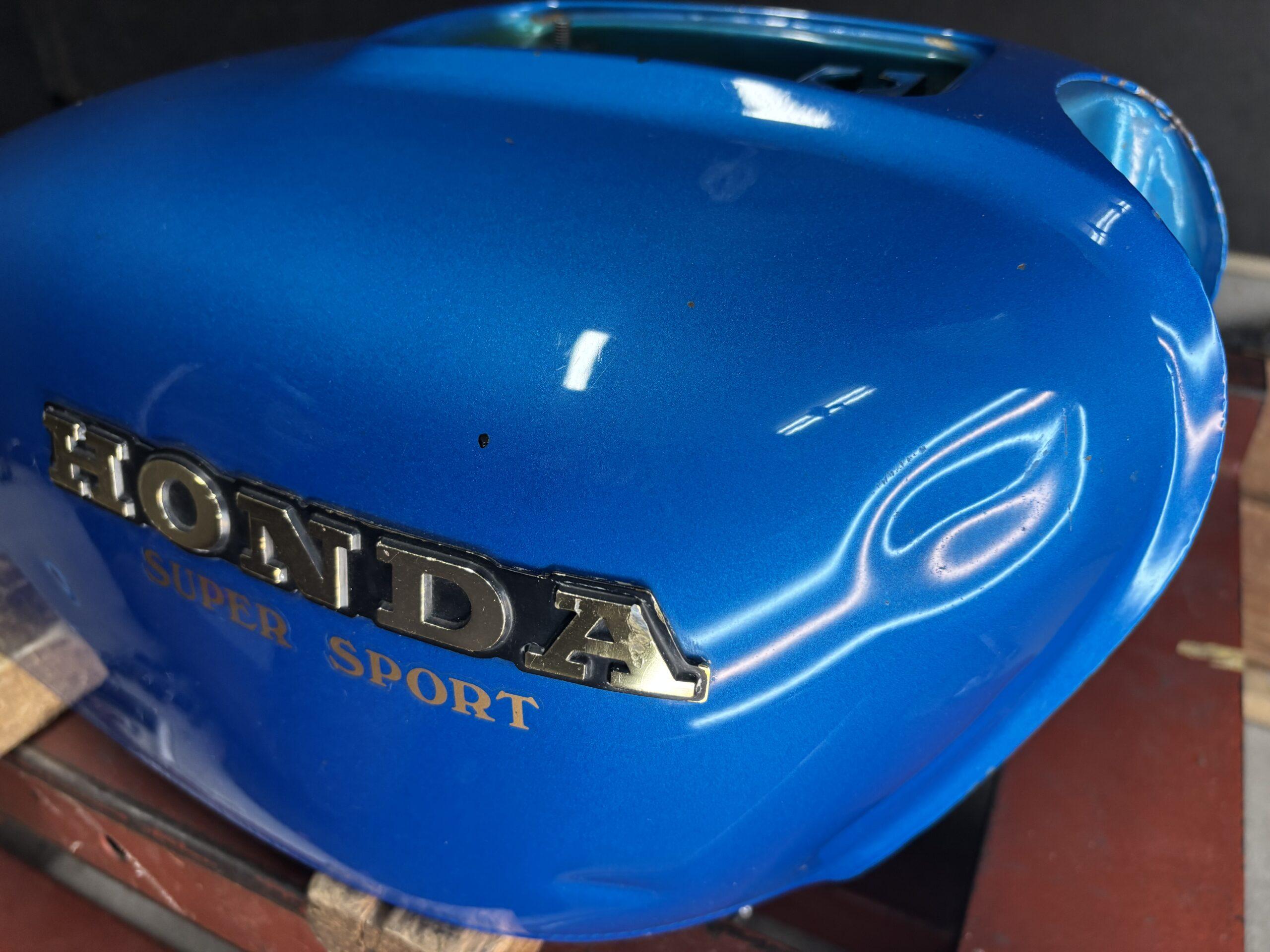 ホンダCB550 FOUR2のバイクタンクをデントリペアで凹み修理前