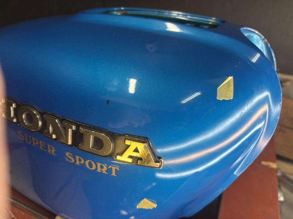 ホンダCB550 FOUR2のバイクタンクをデントリペアで凹み修理後