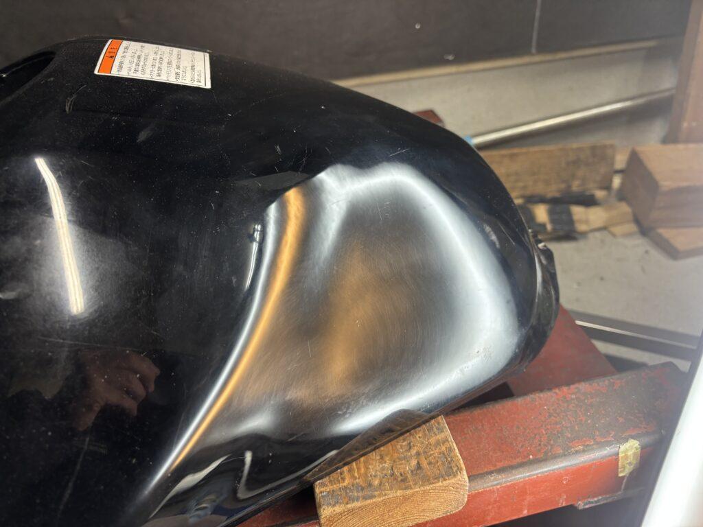 スズキ バンディット1200Sのバイクタンクをデントリペアで凹み修理後