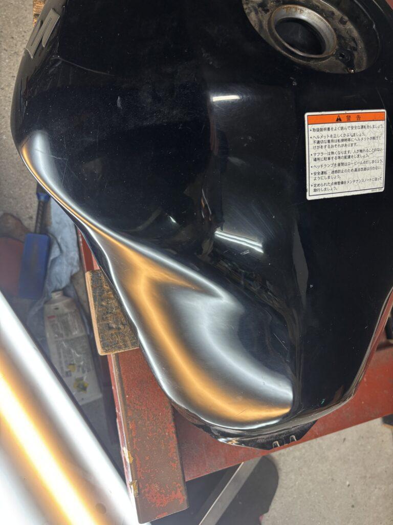 スズキ バンディット1200Sのバイクタンクをデントリペアで凹み修理後2