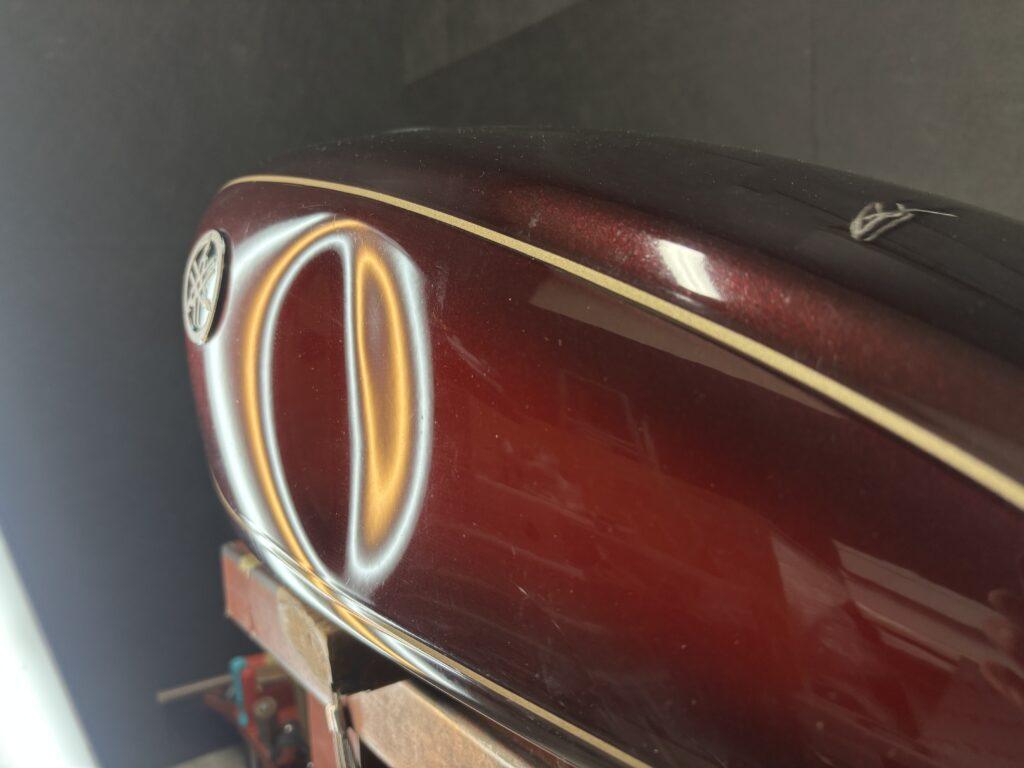 ヤマハSR400のバイクタンクをデントリペアで凹み修理前