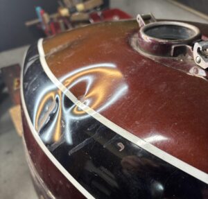 カワサキZ1のバイクタンクをデントリペアで凹み修理前