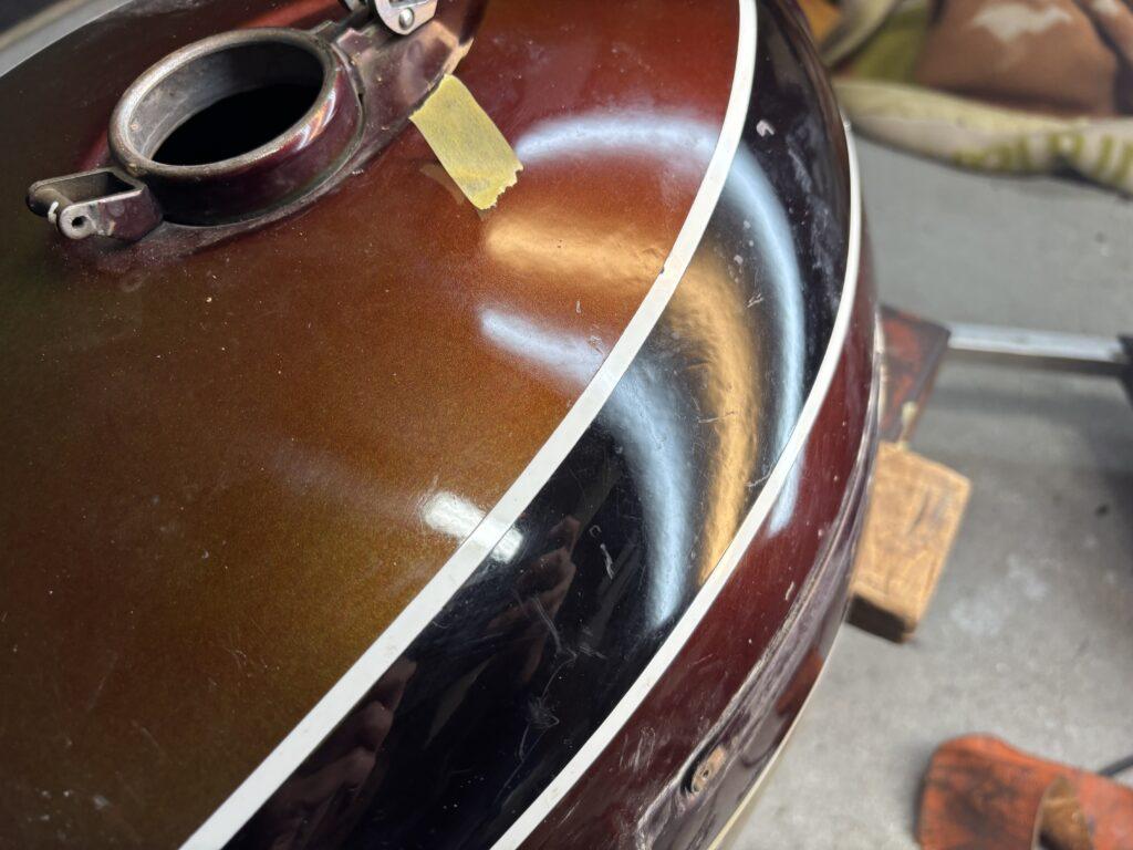 カワサキZ1のバイクタンクをデントリペアで凹み修理後2