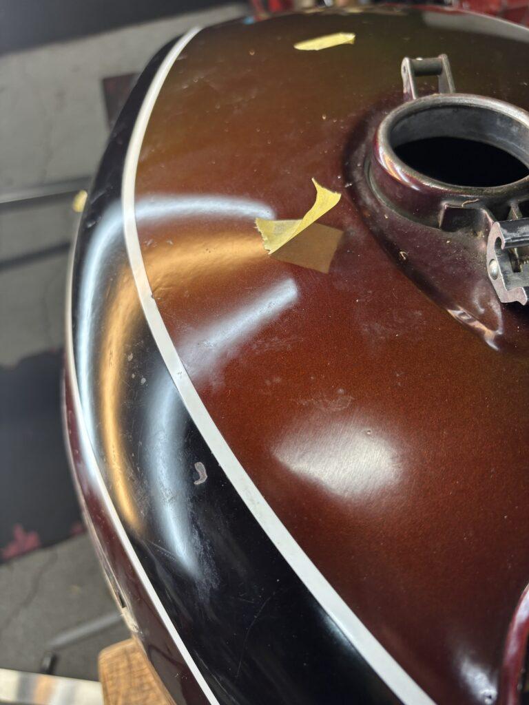 カワサキZ1のバイクタンクをデントリペアで凹み修理後
