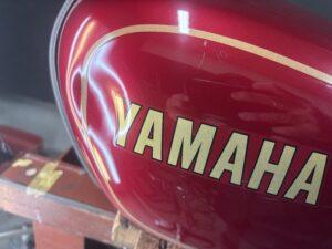 ヤマトSR500のバイクタンクをデントリペアで凹みを修理前