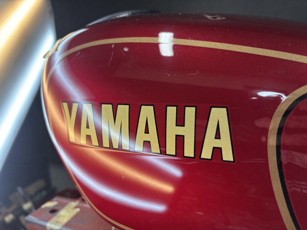 ヤマトSR500のバイクタンクをデントリペアで凹みを修理後