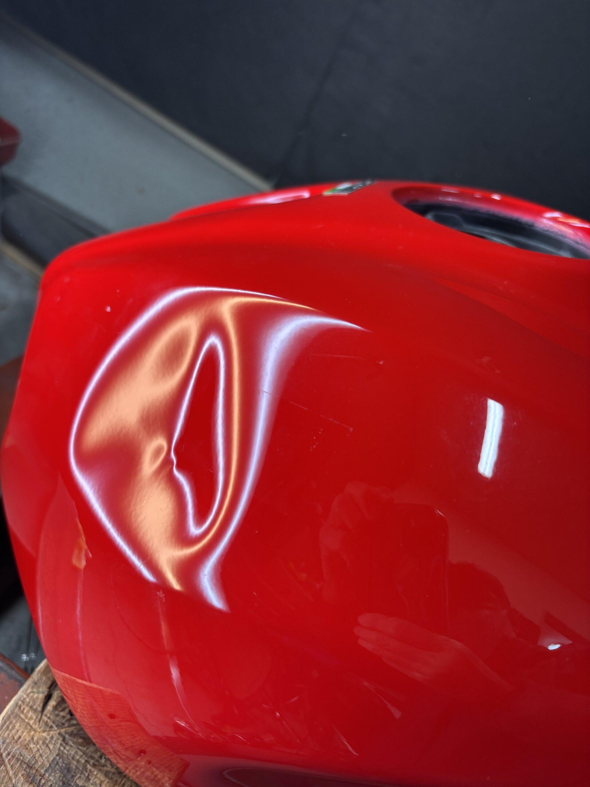 ドゥカティ モンスター1200のバイクタンクをデントリペアで凹み修理前