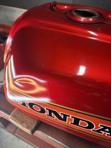 ホンダCB750Fのバイクタンクをデントリペアで凹み修理前