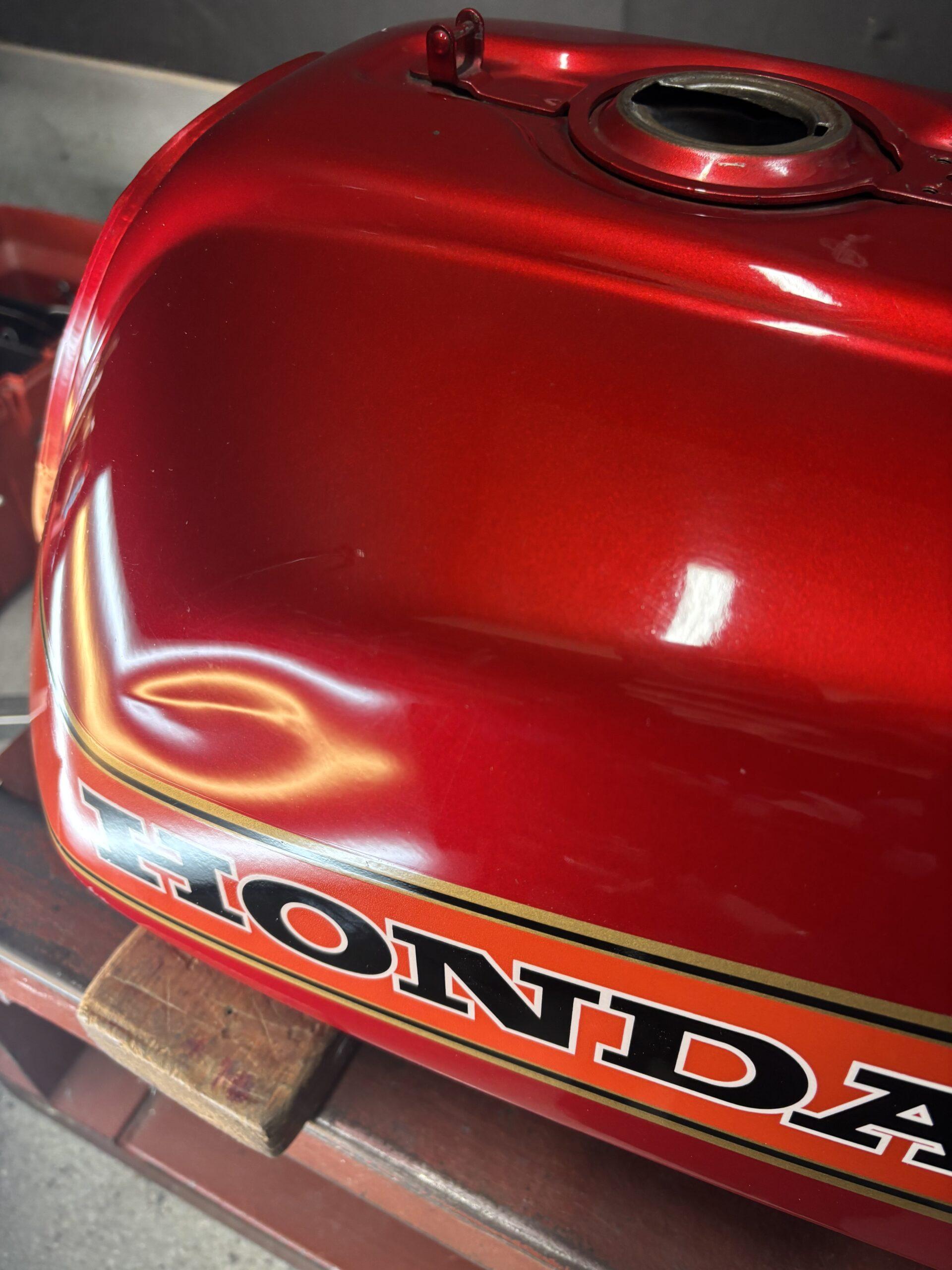 ホンダCB750Fのバイクタンクをデントリペアで凹み修理前