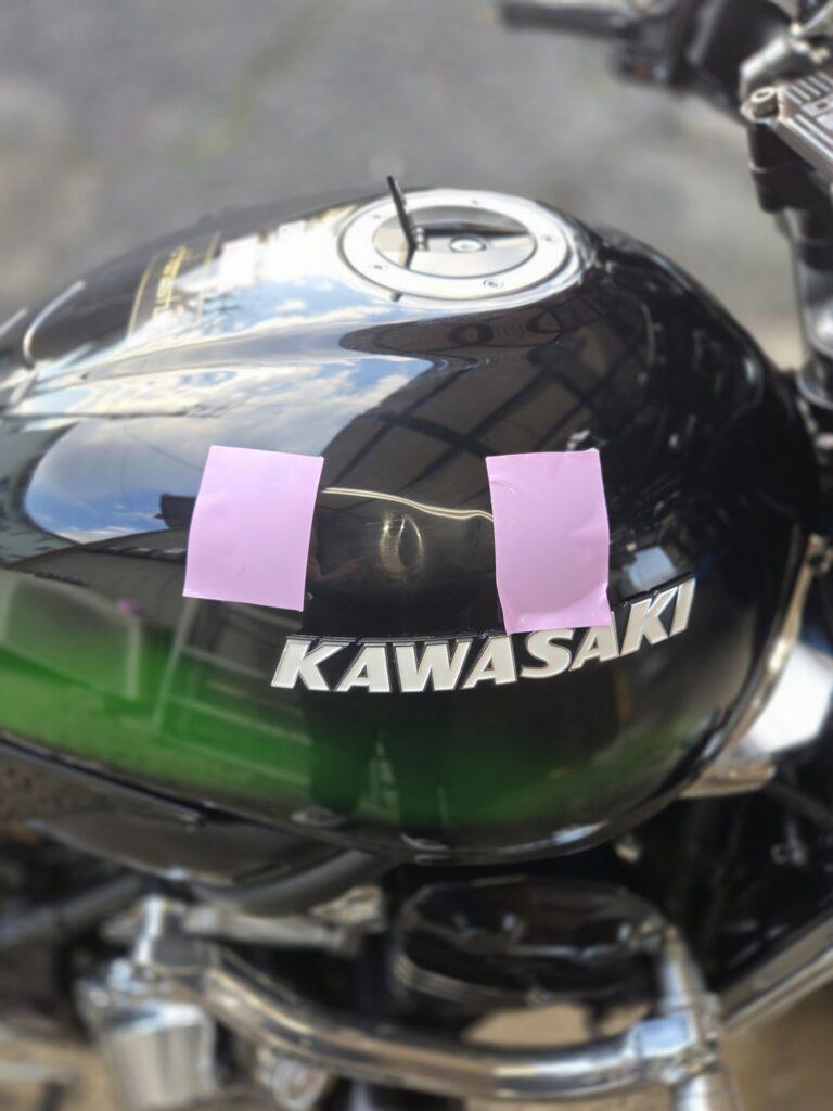 カワサキZ900RS cafeのバイクタンクをデントリペアで凹み修理前のお客様の写真
