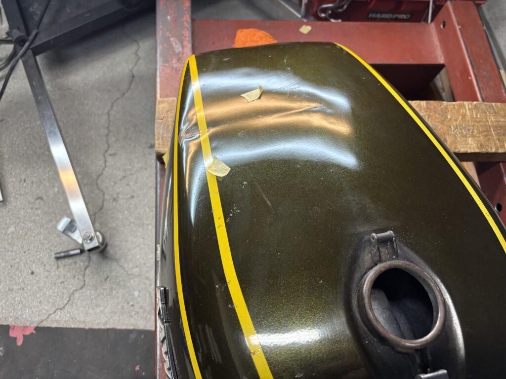 カワサキZ1のバイクタンクをデントリペアで凹み修理前