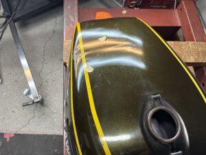 カワサキZ1のバイクタンクをデントリペアで凹み修理前