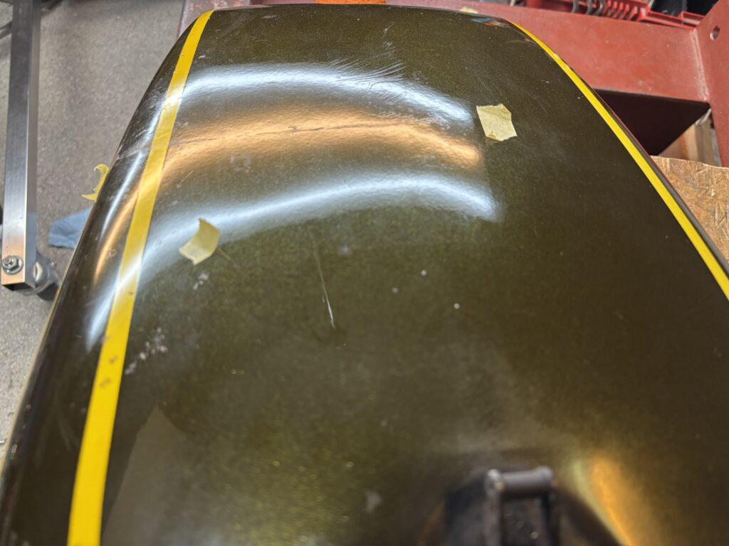 カワサキZ1のバイクタンクをデントリペアで凹み修理後