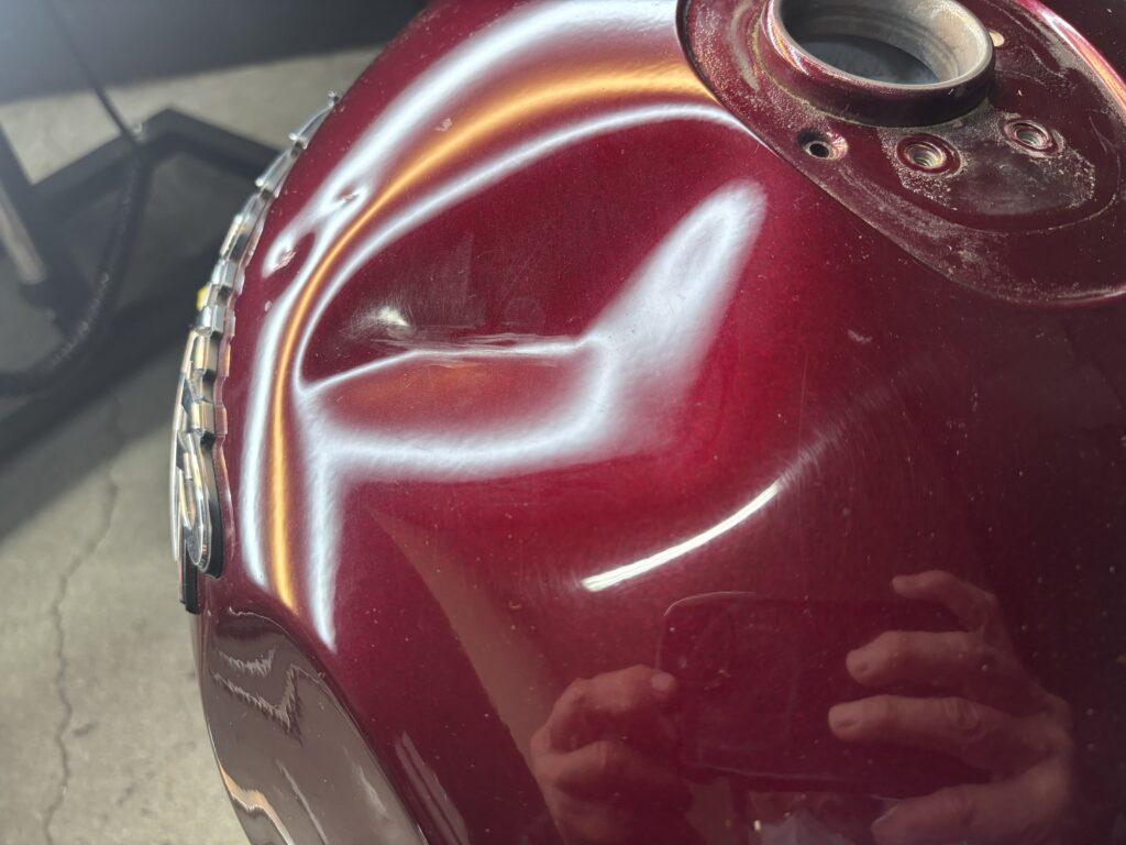 カワサキゼファー1100のバイクタンクをデントリペアで凹み修理前