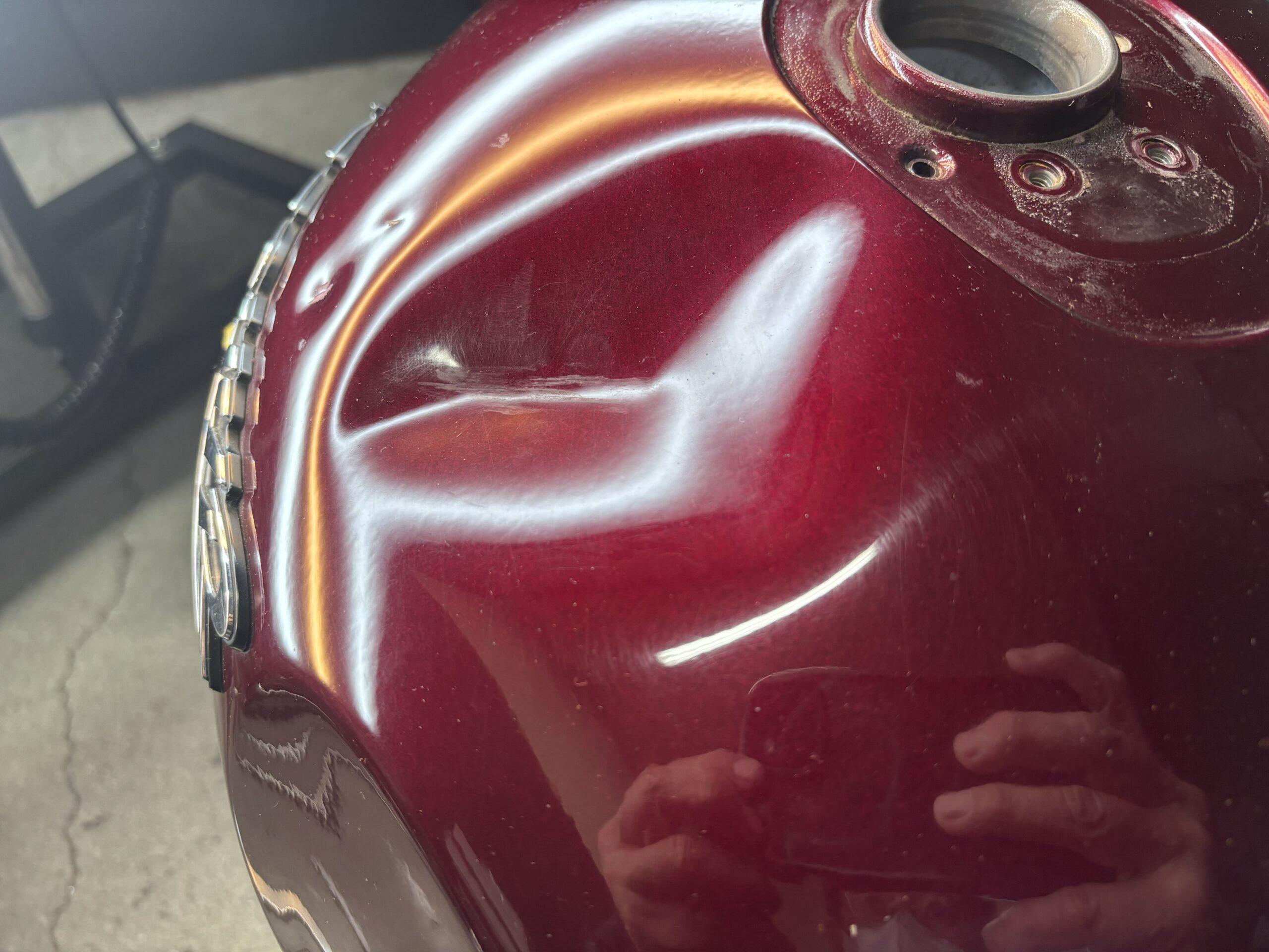 カワサキゼファー1100のバイクタンクをデントリペアで凹み修理前