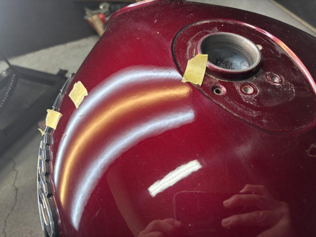 カワサキゼファー1100のバイクタンクをデントリペアで凹み修理後