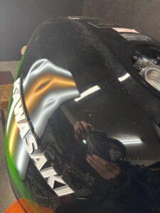 カワサキZ900RS cafeのバイクタンクをデントリペアで凹み修理前