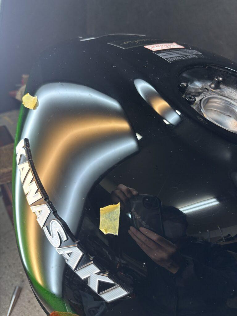 カワサキZ900RS cafeのバイクタンクをデントリペアで凹み修理後