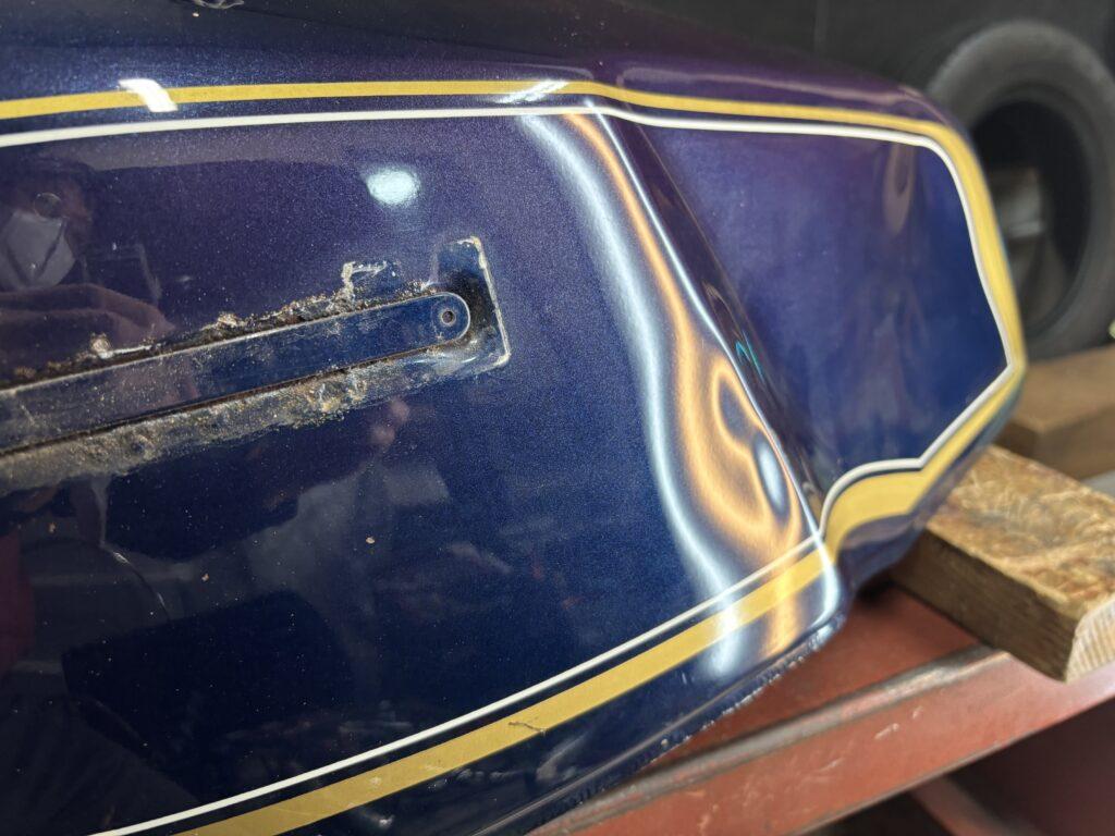 カワサキ Z1000MK2のバイクタンクをデントリペアで凹み修理前2