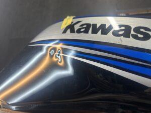 カワサキZRX1200DAEGのバイクタンクをデントリペで凹み修理前
