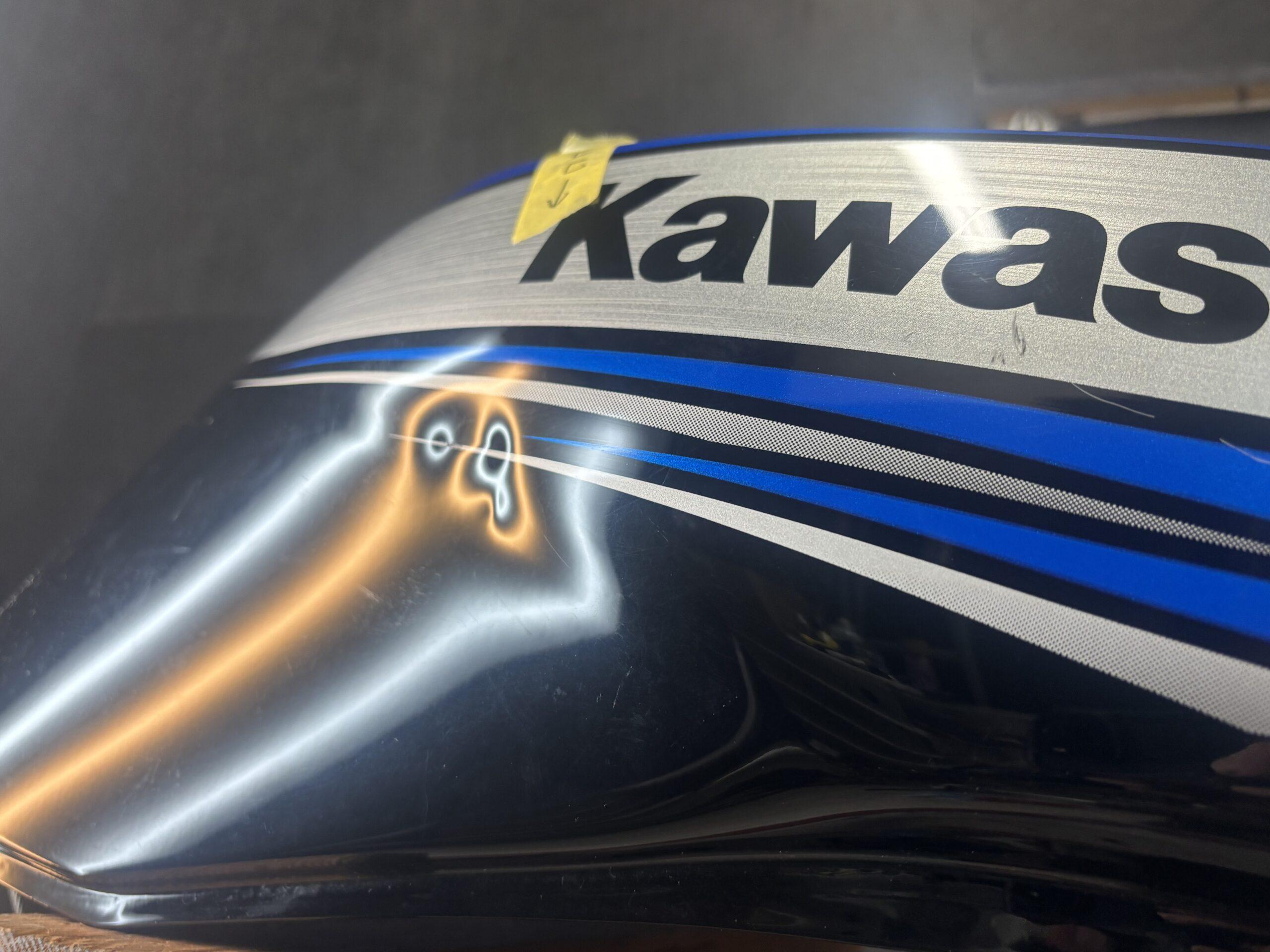 カワサキZRX1200DAEGのバイクタンクをデントリペで凹み修理前