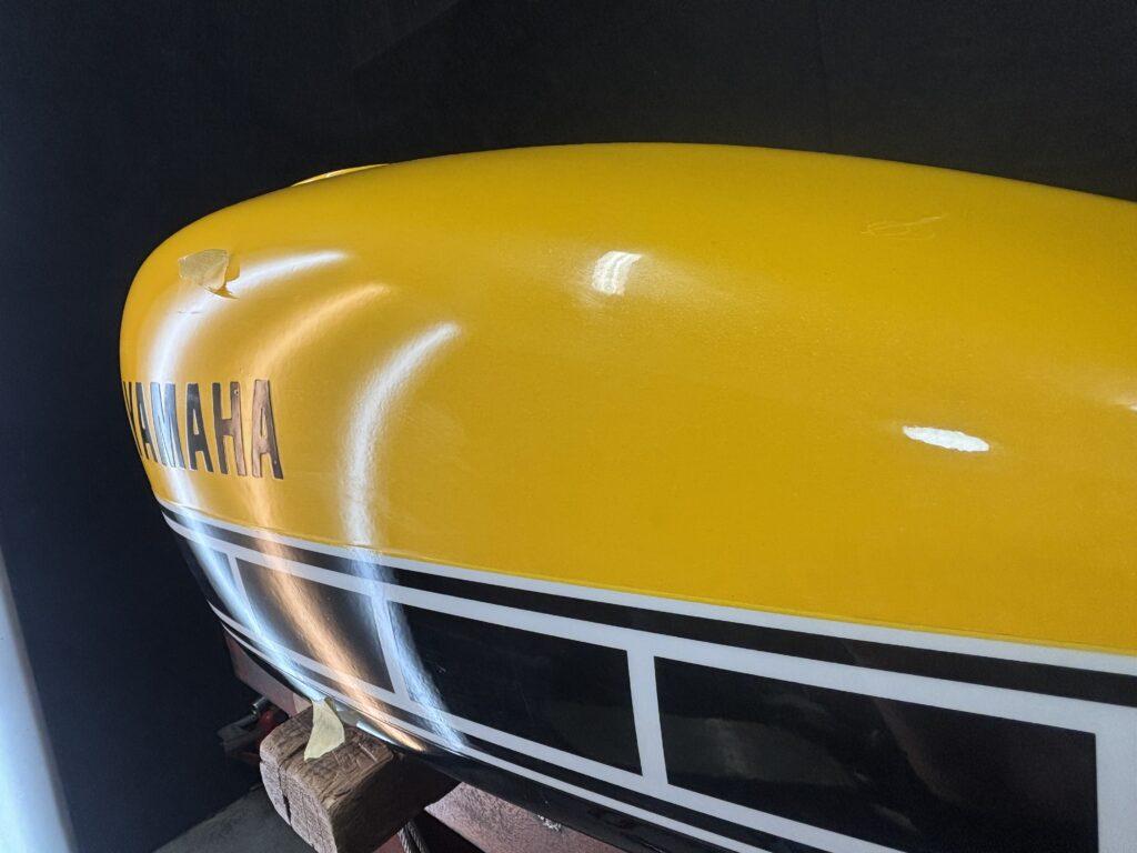 ヤマハSR400のバイクタンクをデントリペアで凹み修理後