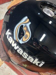 カワサキZ900RScafeのバイクタンクをデントリペアで凹み修理前