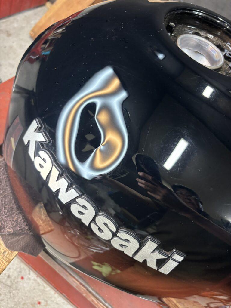 カワサキZ900RScafeのバイクタンクをデントリペアで凹み修理前