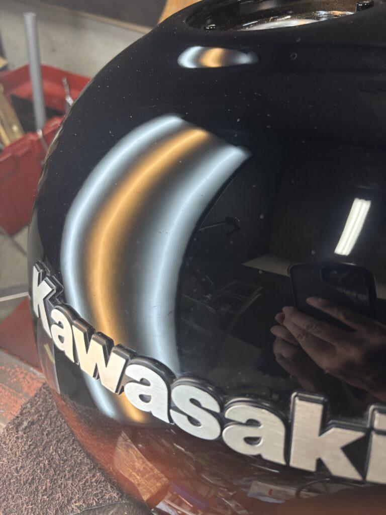 カワサキZ900RScafeのバイクタンクをデントリペアで凹み修理後