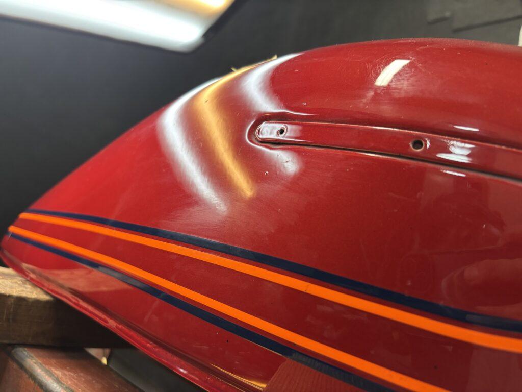 スズキGS400のバイクタンクをデントリペで凹み修理前