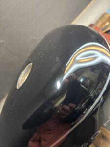 ハーレーダビットソン XL1200Lのバイクタンクをデントリペで凹み修理前