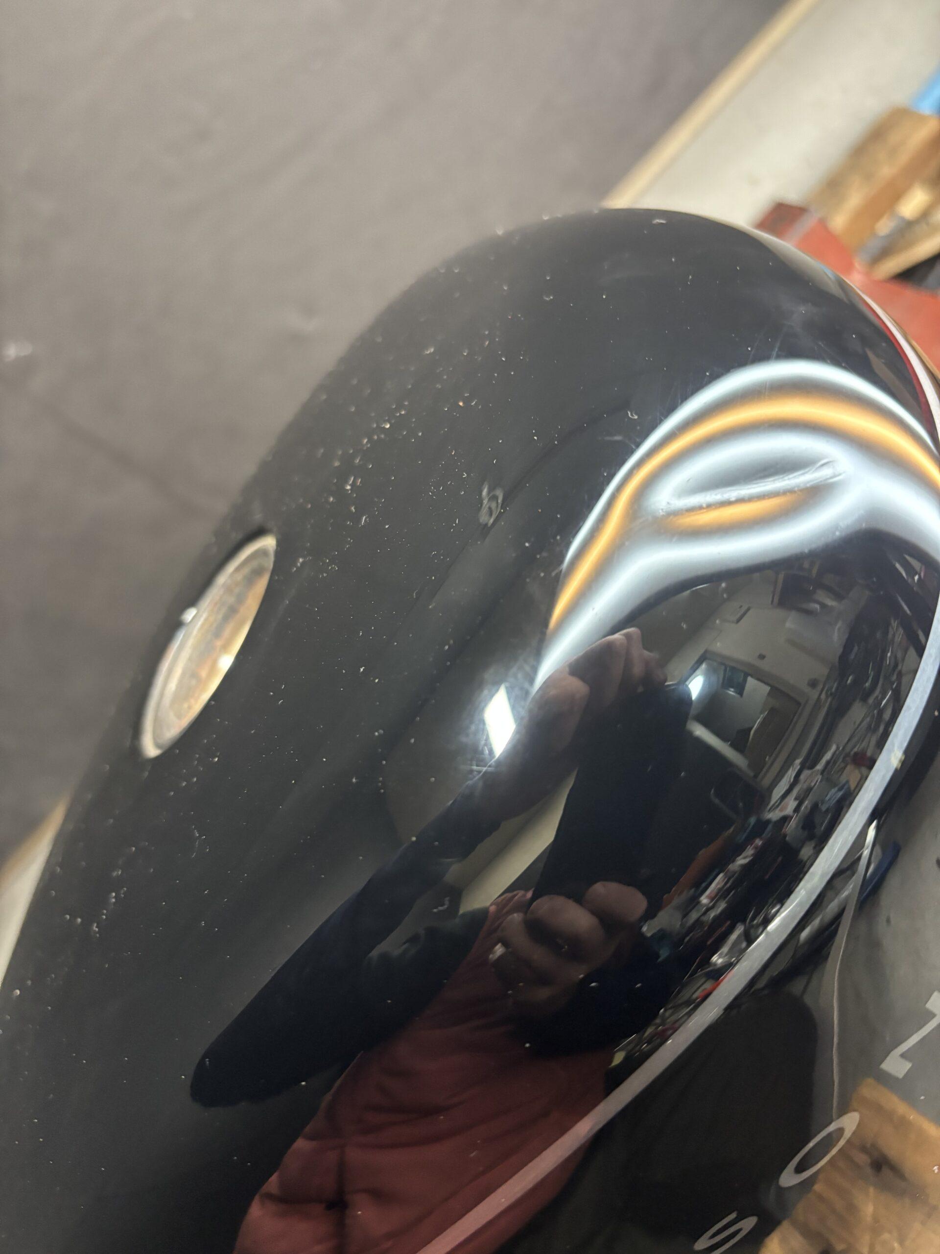 ハーレーダビットソン XL1200Lのバイクタンクをデントリペで凹み修理前