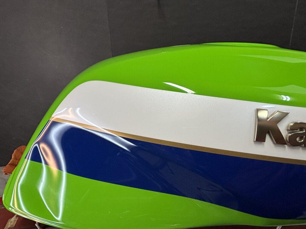 カワサキZRX1200Rのバイクタンクをデントリペで凹み修理前