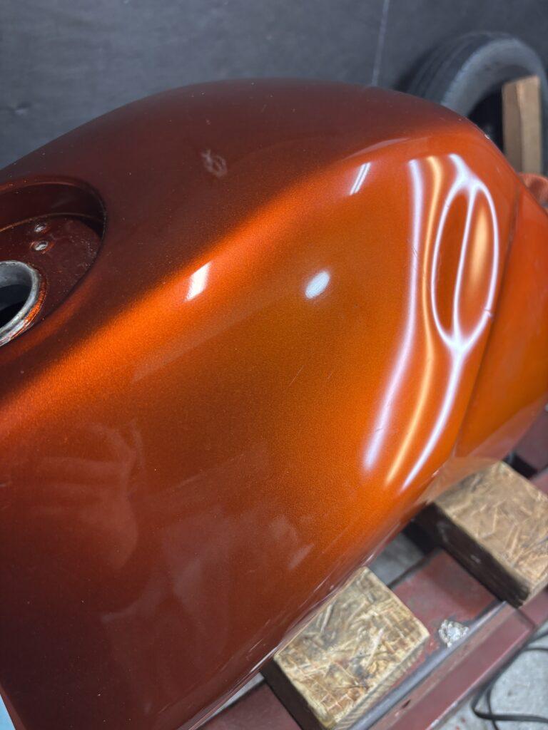 ヤマハSRX600のバイクタンクをデントリペアで凹み修理前