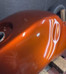 ヤマハSRX600のバイクタンクをデントリペアで凹み修理前