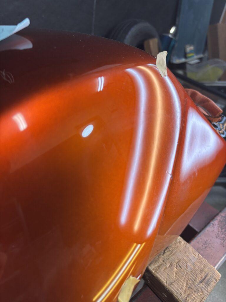 ヤマハSRX600のバイクタンクをデントリペアで凹み修理後