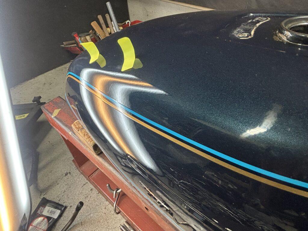 スズキGS750のバイクタンクをデントリペで凹み修理後