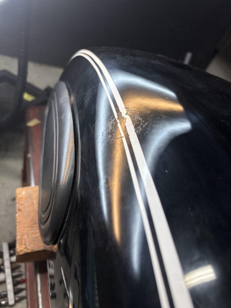 BMWR50の梅宇タンクをデントリペで凹み修理後2