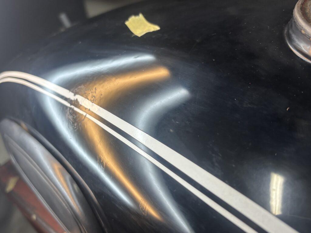 BMWR50の梅宇タンクをデントリペで凹み修理後