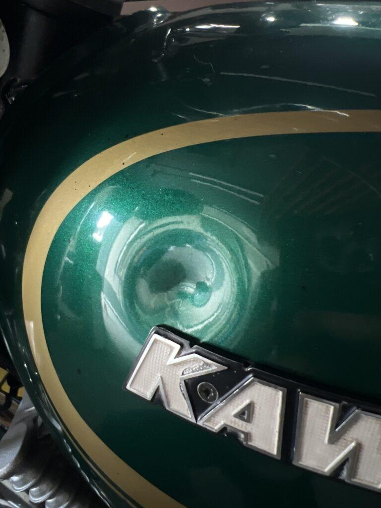 Kawasaki Z750d1のバイクタンクをデントリペで凹み修理前エンブレム付き