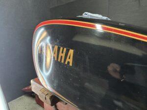 ヤマハSR500のバイクタンクをデントリペアで凹み修理前
