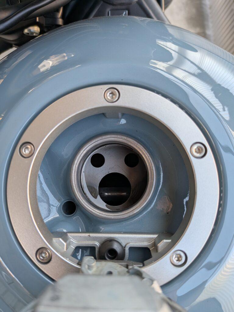レブル250のバイクタンクをデントリペで凹み修理前給油口